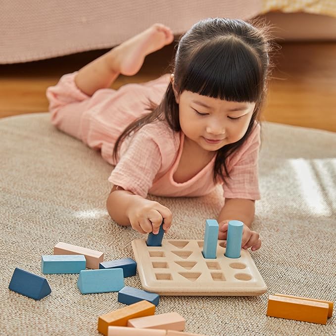 PlanToys® Wooden Geometric Peg Board | Montessori Inspired Shape Sorting & Stacking Toy for Size Sequencing & Logical Thinking | Eco Friendly Learning Toy for Colours, Patterns & Early Geometry