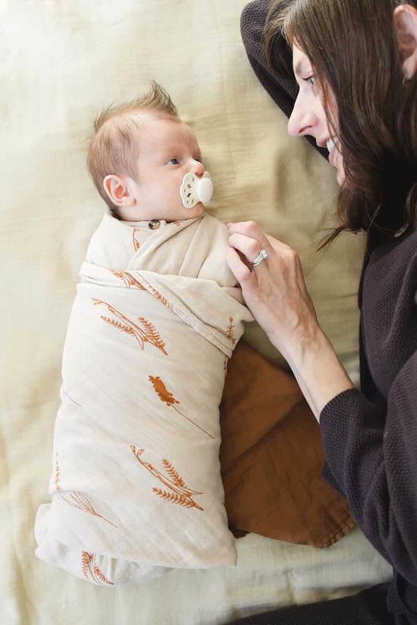 Leyl&Ari Basic Toddler Blanket | Organic Cotton Reversable Toddler Crib Blanket | Gender Neutral (Caramel/Neutral)